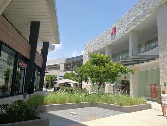Puerto Cancún Marina Town Center